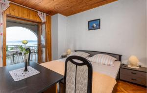 2 Bedroom Cozy Apartment In Sveti Juraj 