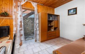 2 Bedroom Cozy Apartment In Sveti Juraj 