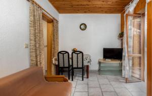 2 Bedroom Cozy Apartment In Sveti Juraj