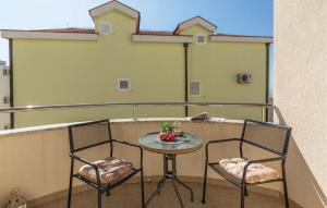 1 Bedroom Lovely Apartment In Makarska 