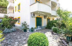 1 Bedroom Lovely Apartment In Makarska