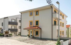 1 Bedroom Lovely Apartment In Makarska