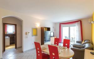 1 Bedroom Lovely Apartment In Makarska 