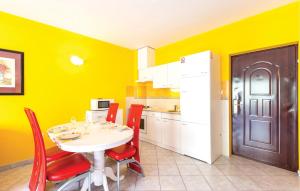 1 Bedroom Lovely Apartment In Makarska 