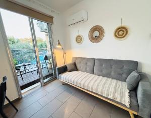 Modern Apt in Paphos Port - pool & 50 m to the sea - 3hvězdičkové hotely ve městě Pafos