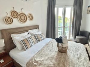 Modern Apt in Paphos Port - pool & 50 m to the sea