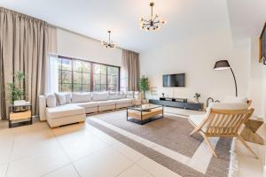 Spacious 4BR Plus Maids Villa, Near Avenue Mall, Cycle Park & Sports Complex - 15 Mins to Downtown Dubai, Nad Al Shiba Third by Deluxe Holiday Homes - Vily, Dubaj