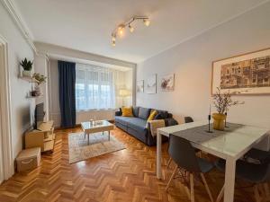 Riverside Apartment with Views