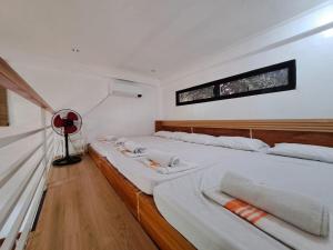 The River House - Govantes Guesthouse