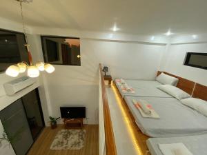 The River House - Govantes Guesthouse