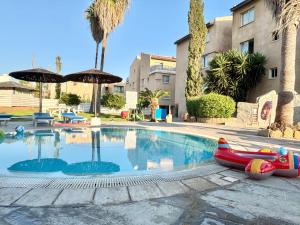 Modern Apt in Paphos Port - pool & 50 m to the sea