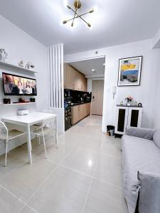 MOA Staycation Cozy Condo at Shore 1 Residences