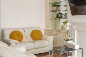 Charming 2BR Flat Steps from Hyde Park