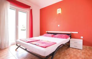 1 Bedroom Amazing Apartment In Makarska 