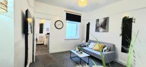 Trendy 3BR - Sleeps 5 - Free WiFi -Parking