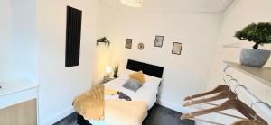 Comfy 3BR - Sleeps 5 - Fast WiFi -Parking