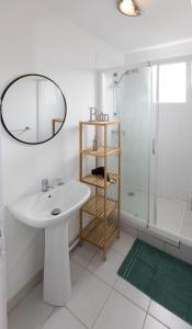 Maisons de vacances Maison proche Naval Group : photos des chambres