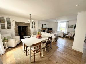 Open plan country cottage with wood burner near beaches