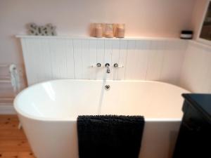 Open plan country cottage with wood burner near beaches