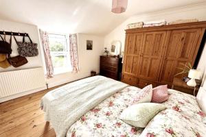 Open plan country cottage with wood burner near beaches