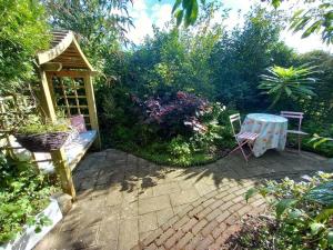 Open plan country cottage with wood burner near beaches