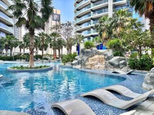 Stylish 2BR Skyline Views, Near Burj Khalifa & Dubai Mall - 4hvězdičkové hotely ve městě Dubaj