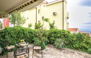 1 Bedroom Beautiful Apartment In Makarska