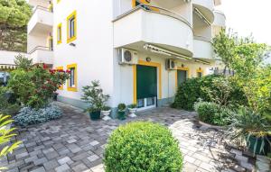 1 Bedroom Beautiful Apartment In Makarska