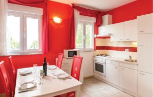 1 Bedroom Beautiful Apartment In Makarska 