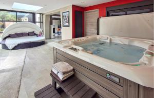 Maisons de vacances Lovely Home In Landivisiau With Sauna : photos des chambres