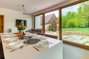 Willa Izerska z ogrodem by Royal Aparts