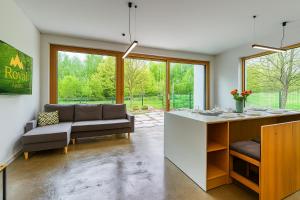 Willa Izerska z ogrodem by Royal Aparts