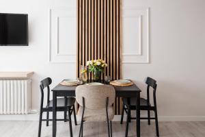 2-bedroom Warsaw Breweries Living Suite close to METRO bus tram