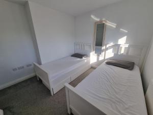 Bright and Spacious Stay-Your Home Away from Home with King and Double Rooms