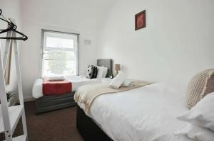 Stylish 5 Bed House Centre Of Coventry Sleeps 12