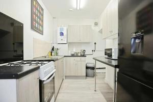 Stylish 5 Bed House Centre Of Coventry Sleeps 12