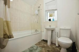 Stylish 5 Bed House Centre Of Coventry Sleeps 12