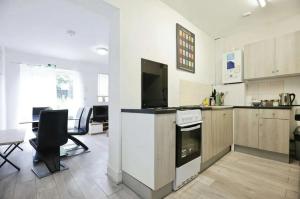 Stylish 5 Bed House Centre Of Coventry Sleeps 12