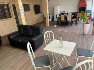 Casa com piscina de 7m x 3,5m com garagem, quintal e jardim em Mongaguá