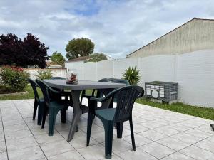 Maisons de vacances Maison familiale 3 pieces, centre Saint-Pierre d-Oleron, pres des commodites - FR-1-246A-359 : photos des chambres