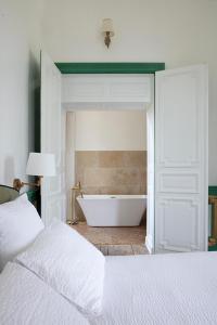 Hotels Chateau Royal de Benays - Hotel : photos des chambres