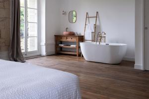 Hotels Chateau Royal de Benays - Hotel : Chambre Double - Vue sur Jardin