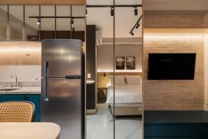 Estúdio moderno com academia e piscina