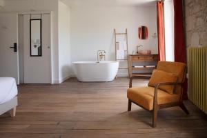 Hotels Chateau Royal de Benays - Hotel : Chambre Double - Vue sur Jardin