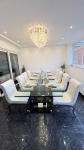 Luxurious West London Retreat With Hot Tubs Easy Access to Central London