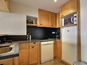 Spacieux 2 pièces avec accès pistes, terrasse, cheminée et parking - FR-1-455-147