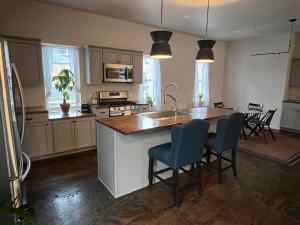 Carriage House with garage downtown