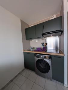 VUE MAGIQUE PORT ET MER, PLAGE A 80m, COEUR DE VALRAS-PLAGE