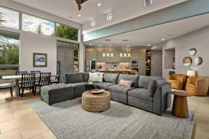 Gorgeous Pueblo Surrounded by Views for Family