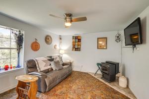 6 Mi to Granbury City Beach Park Apt with Veranda!